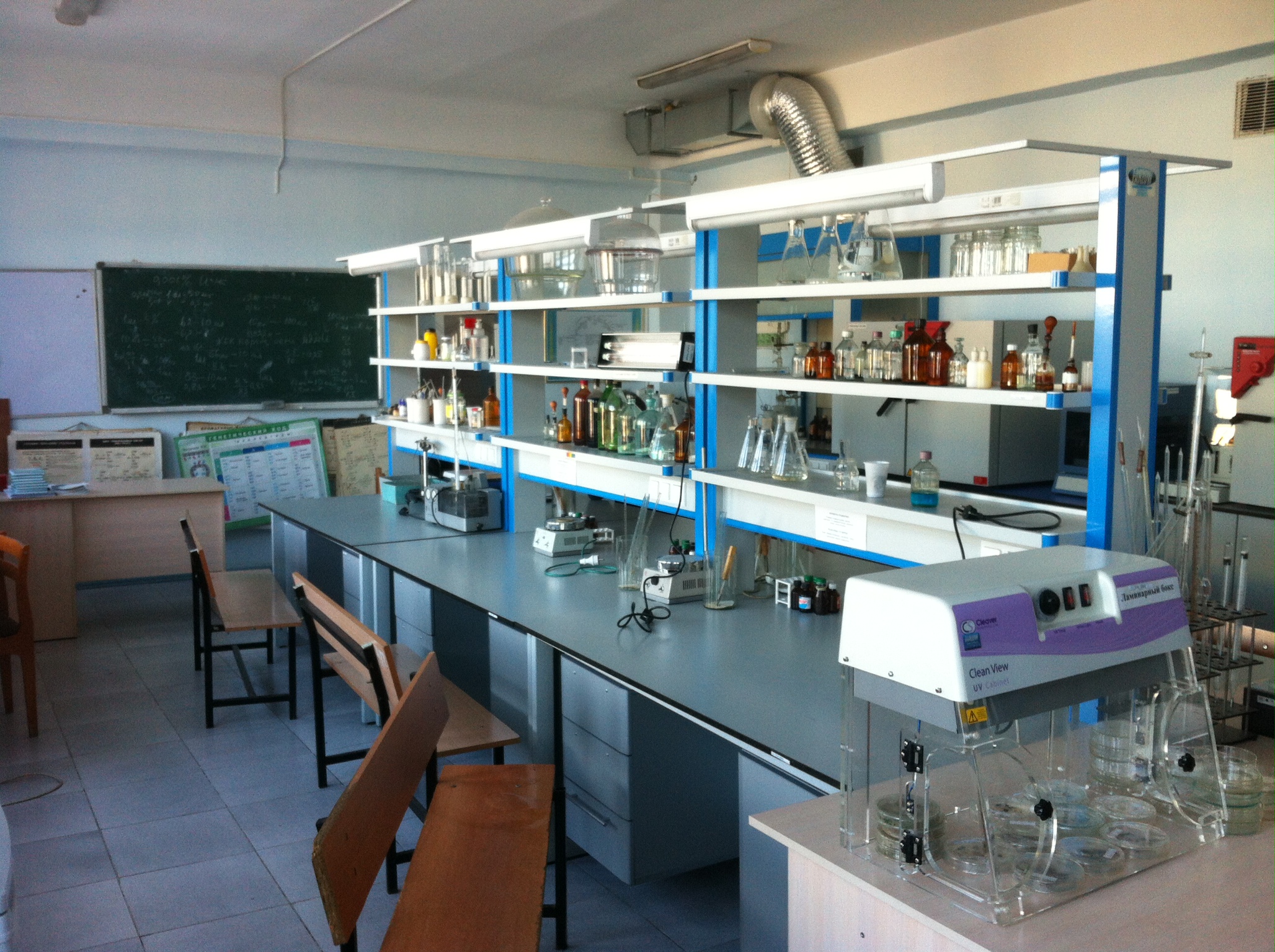 Лаборатория для школы купить. Хим-био лаборатория в школе. Мебель в лаборантскую кабинета физики. Современный кабинет химии. Лабораторное оборудование биология.